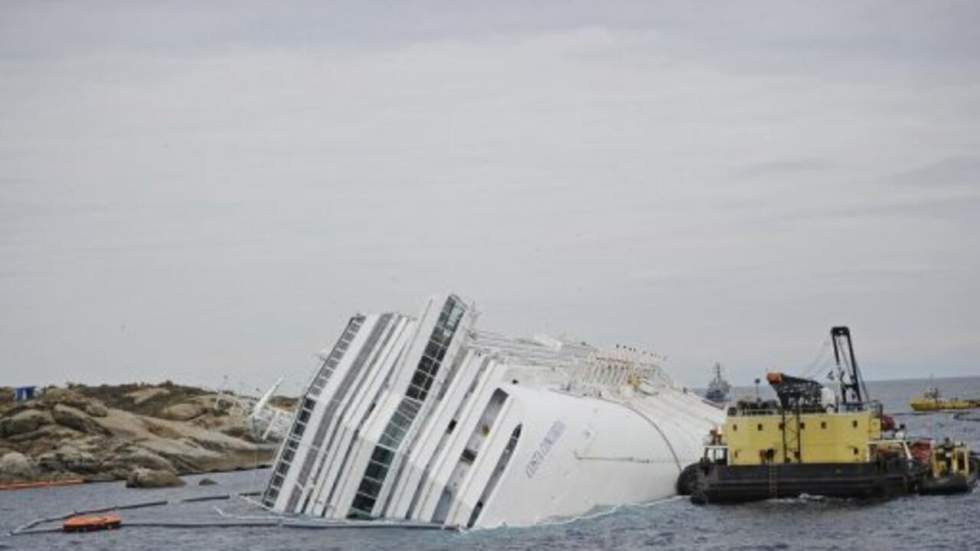 Costa Concordia : l'opération de pompage du mazout a commencé