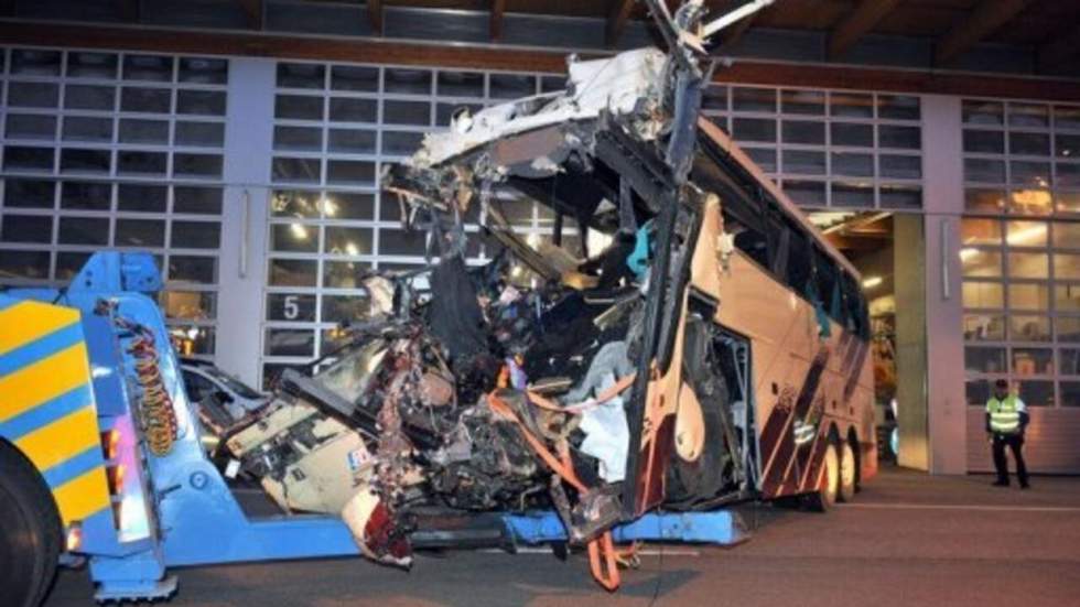 Vingt-huit morts, dont vingt-deux enfants, dans un accident de car en Suisse Vingt-huit morts, dont vingt-deux enfants, dans un accident de car en Suisse