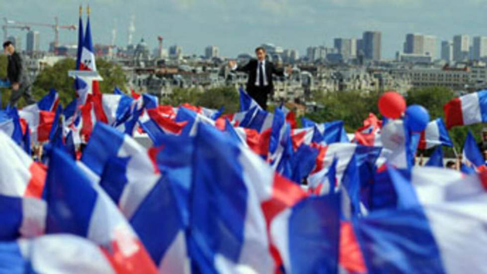 Nicolas Sarkozy exhorte les syndicats à "poser le drapeau rouge et servir la France"