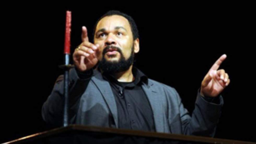 À Bruxelles, la police interrompt un spectacle de l'humoriste français Dieudonné À Bruxelles, la police interrompt un spectacle de l'humoriste français Dieudonné