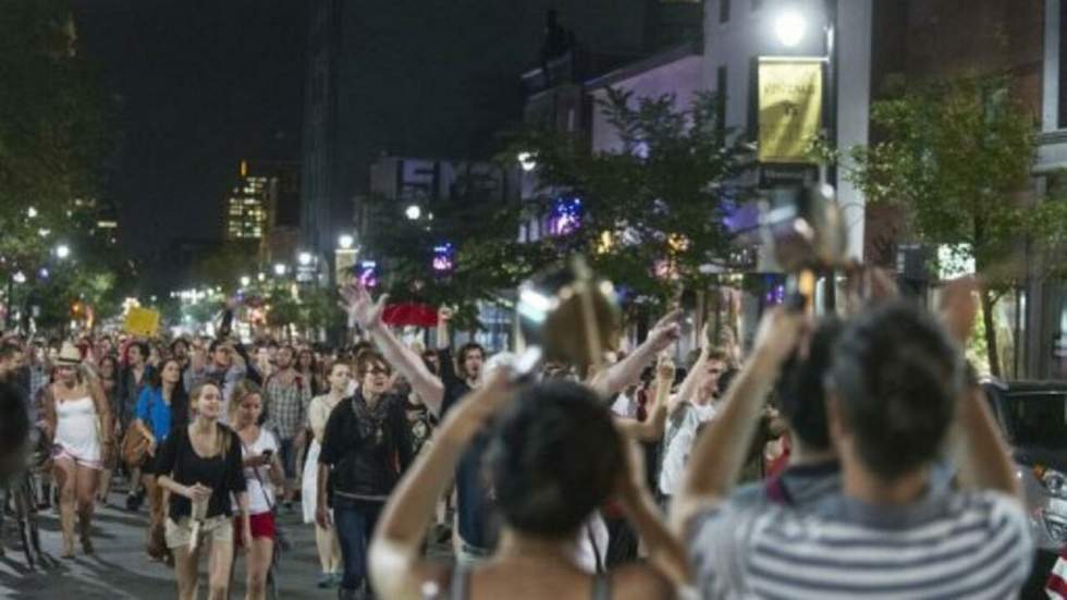 Des milliers de manifestants défilent à Montréal au son des casseroles