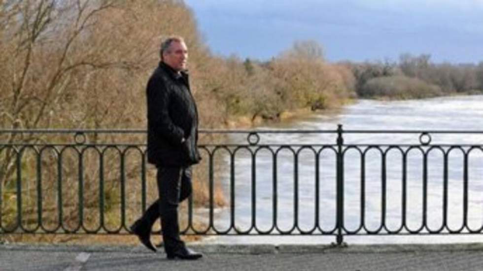François Bayrou contraint à une périlleuse triangulaire