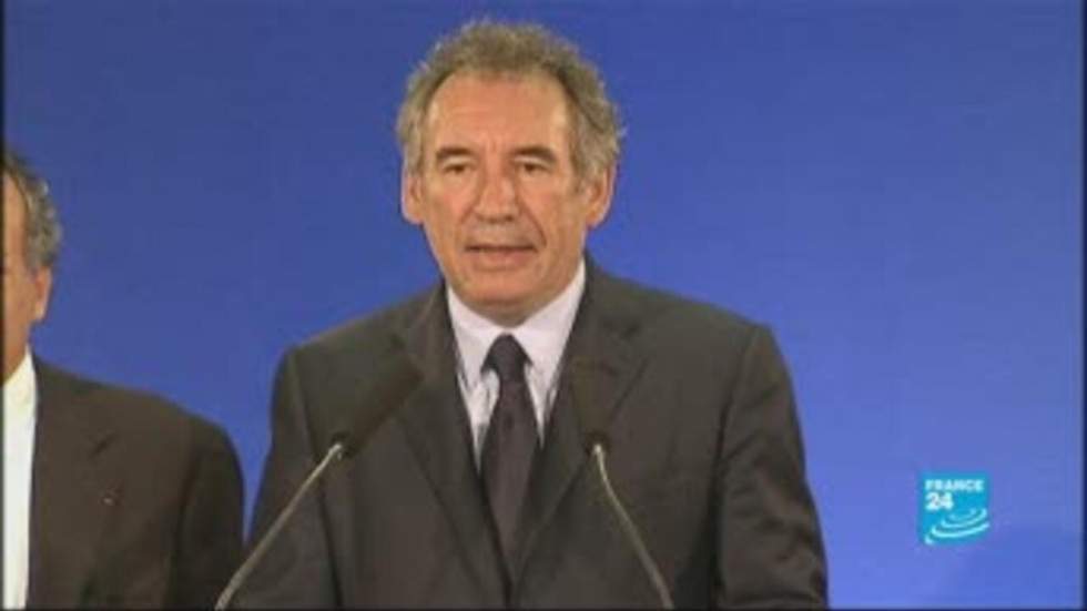 François Bayrou contraint à une périlleuse triangulaire
