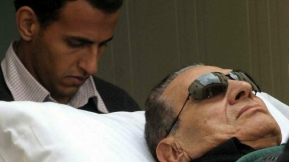 L'ancien président Hosni Moubarak, dans le coma, ne serait pas "cliniquement mort" L'ancien président Hosni Moubarak, dans le coma, ne serait pas "cliniquement mort"