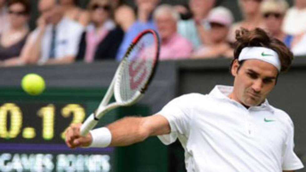 Federer se qualifie dans la douleur pour les huitièmes de finale à Wimbledon