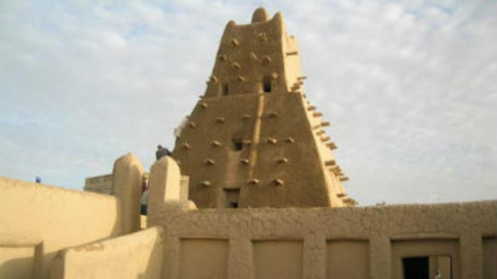 Ansar Dine détruit les mausolées de la grande mosquée de Tombouctou Ansar Dine détruit les mausolées de la grande mosquée de Tombouctou