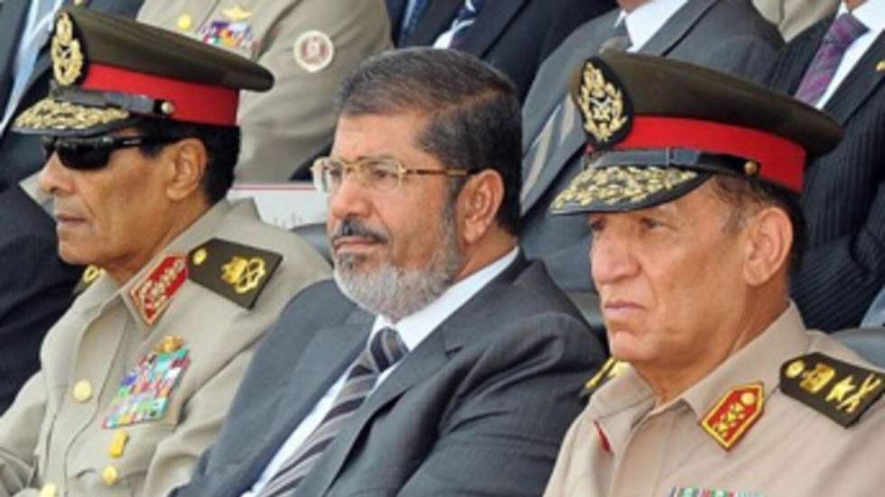 Bras de fer avec l'armée : Mohamed Morsi rentre dans le rang