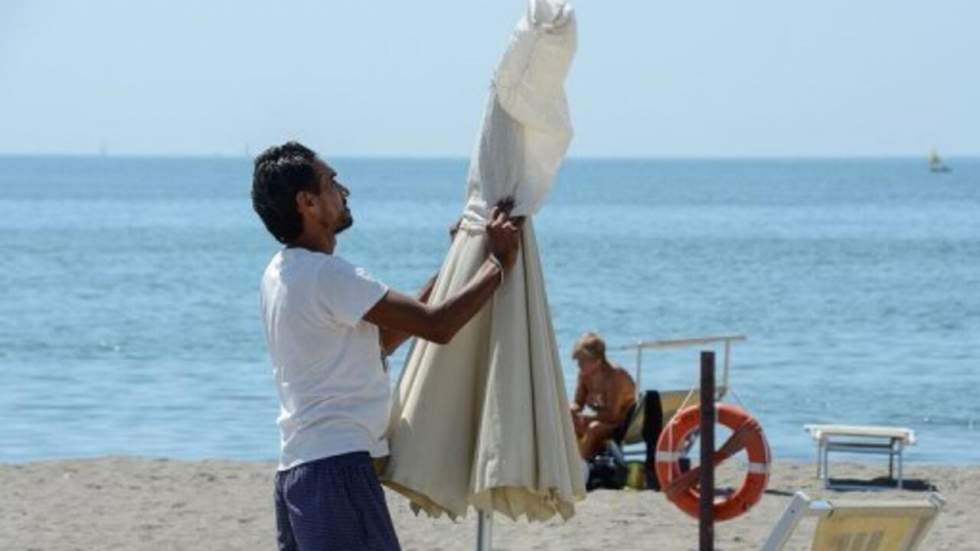 Les plagistes italiens font la "grève des parasols"