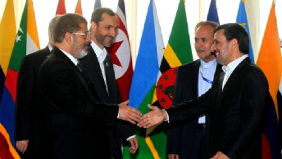 À Téhéran, Morsi défend la révolution syrienne, les interprètes iraniens travestissent ses propos