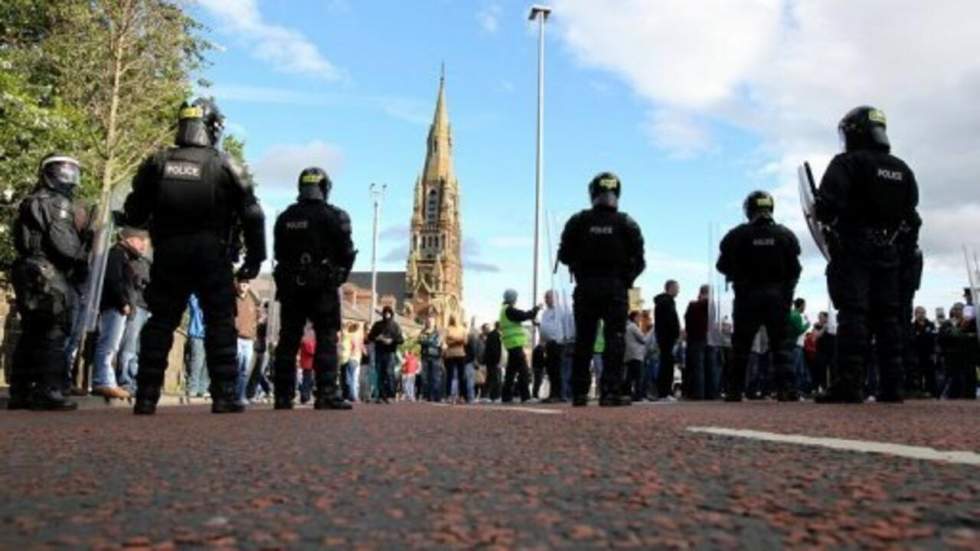 Des dizaines de policiers blessés dans des violences intercommunautaires à Belfast