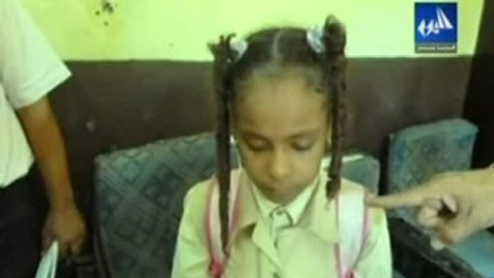 Une institutrice fait scandale en coupant les cheveux d'élèves non voilées Une institutrice fait scandale en coupant les cheveux d'élèves non voilées
