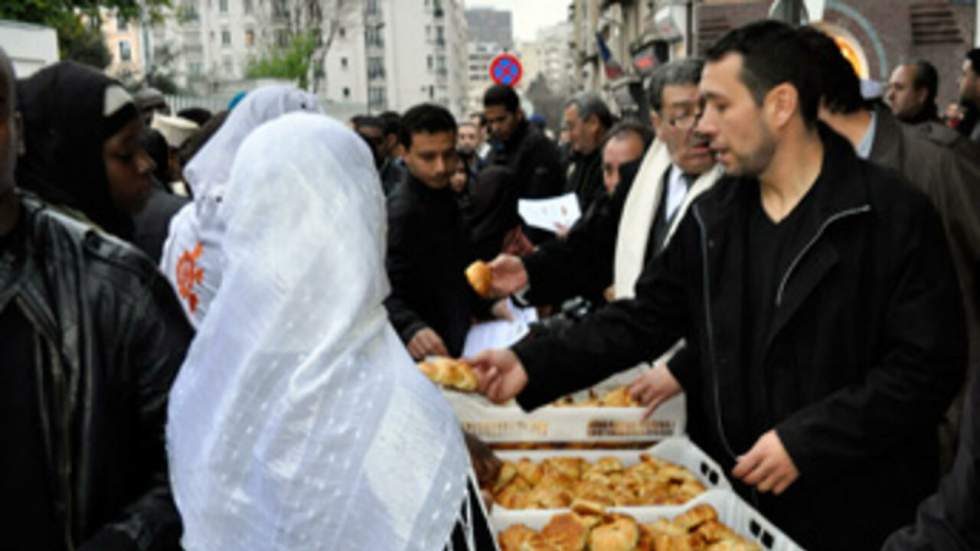 Aïd el-Kébir : à Paris, distribution de croissants au chocolat rebaptisés "Copé" Aïd el-Kébir : à Paris, distribution de croissants au chocolat rebaptisés "Copé"