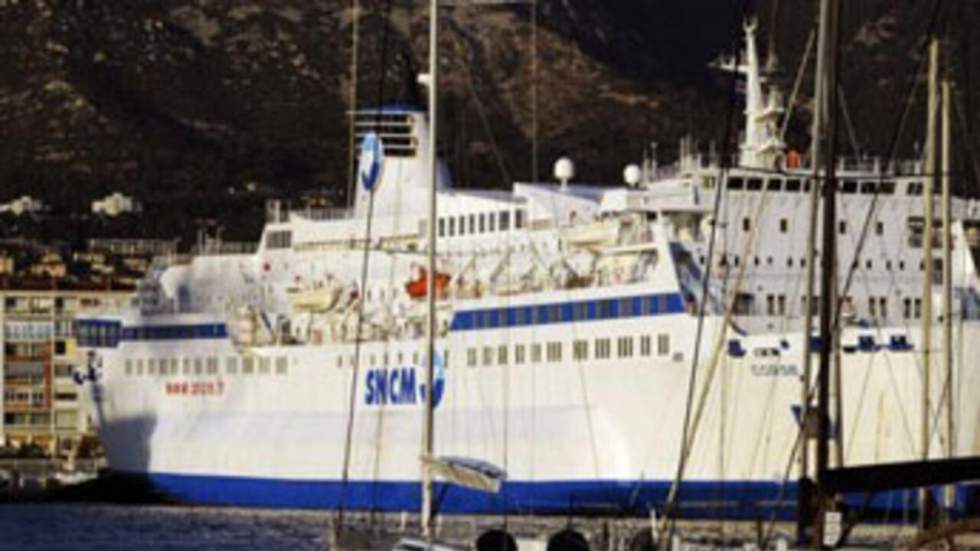 Le ferry de la SNCM "Napoléon Bonaparte" prend l'eau dans le port de Marseille