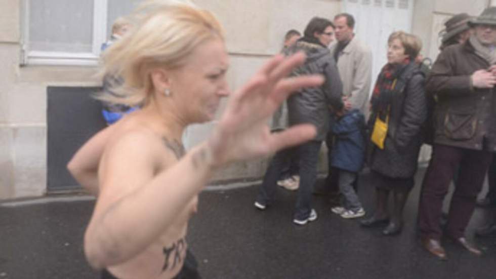 En images : des féministes agressées lors d'un défilé anti-mariage gay