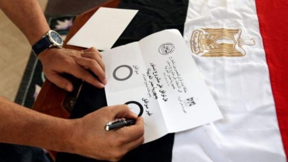 Divisée, l'Égypte se prononce sur le projet de Constitution Divisée, l'Égypte se prononce sur le projet de Constitution