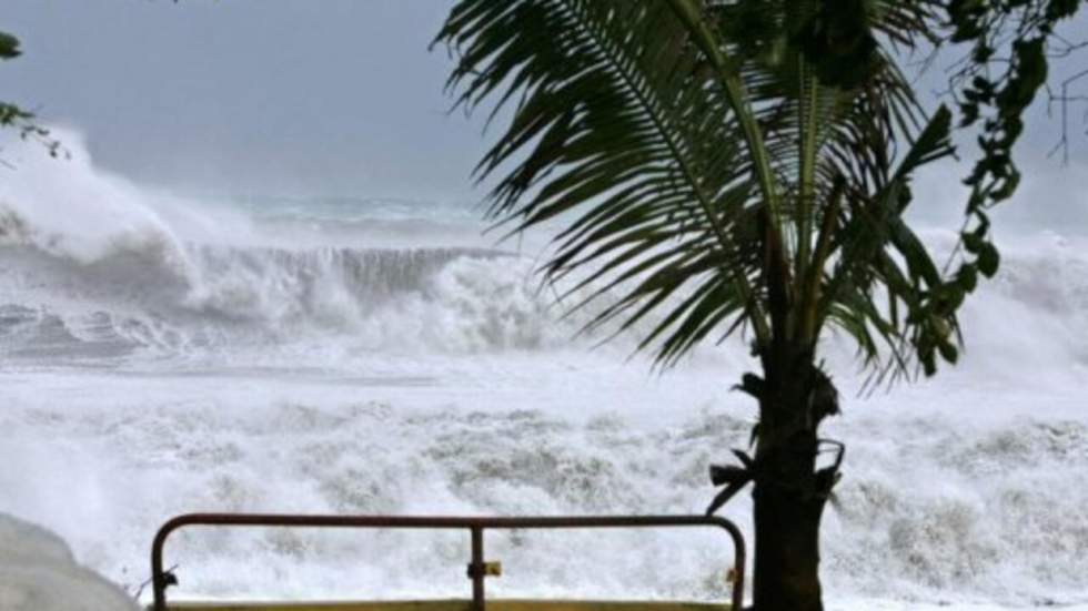 La Réunion : 100 000 foyers privés d'électricité après le passage du cyclone Dumile La Réunion : 100 000 foyers privés d'électricité après le passage du cyclone Dumile
