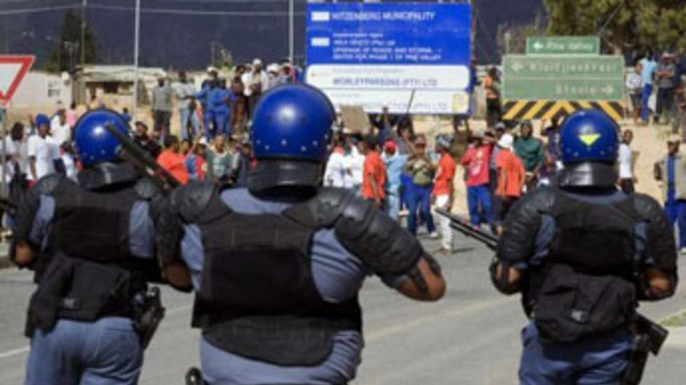 Échauffourées entre ouvriers en grève et police dans la région du Cap Échauffourées entre ouvriers en grève et police dans la région du Cap