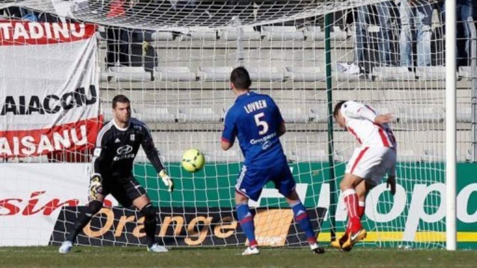 Lyon et l'OM laissent le PSG prendre ses distances