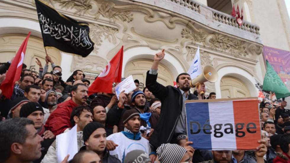 En images : slogans anti-français à la manifestation d'Ennahda