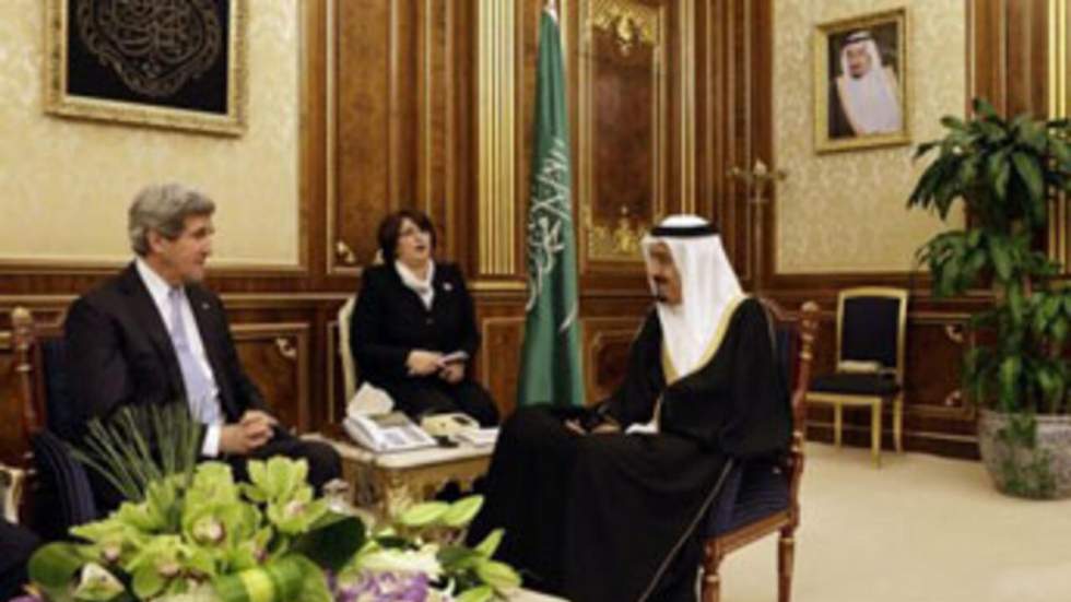 À Ryad, John Kerry réitère son soutien aux rebelles syriens À Ryad, John Kerry réitère son soutien aux rebelles syriens