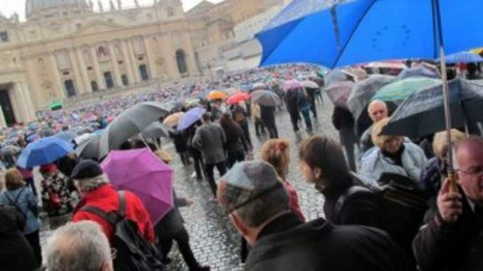 Place Saint-Pierre, les pèlerins attendent un pape venu d'ailleurs