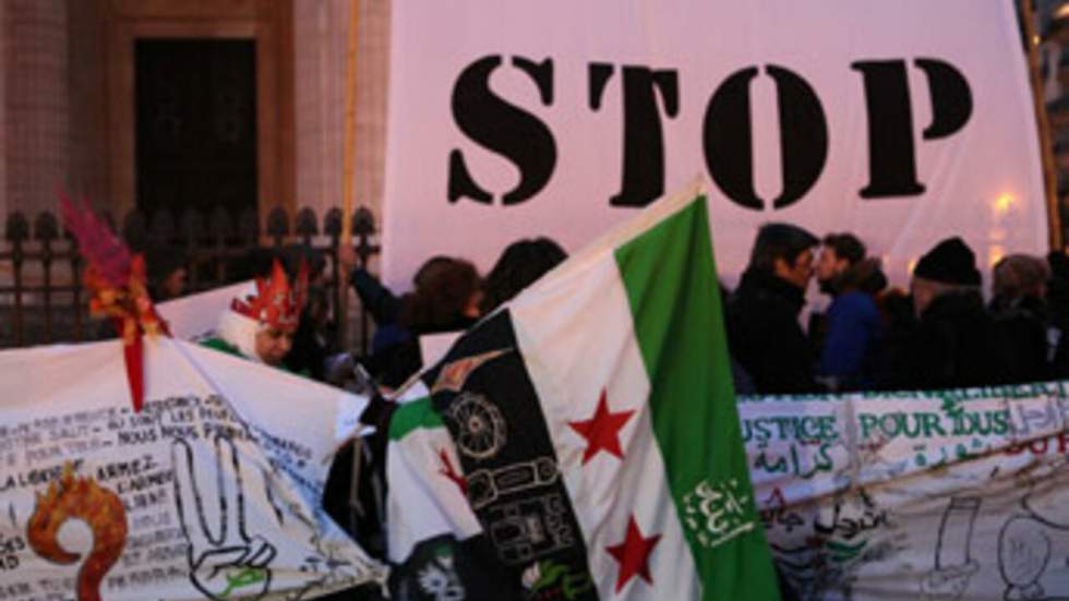 En images : À Paris, une vague blanche pour dire "Stop" aux massacres en Syrie