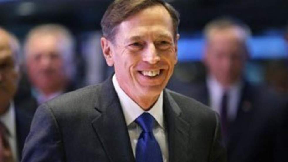 L'ex-chef de la CIA, David Petraeus, fait son retour sur la scène publique