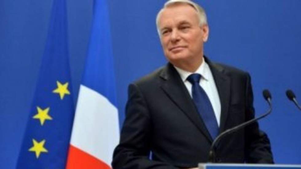 Ayrault "main dans la main" avec Hollande pour défendre le "modèle social" français