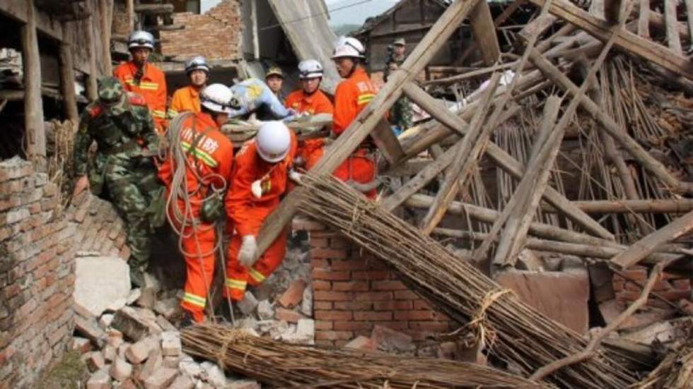 Les secours s'activent pour sauver d'éventuels rescapés du séisme