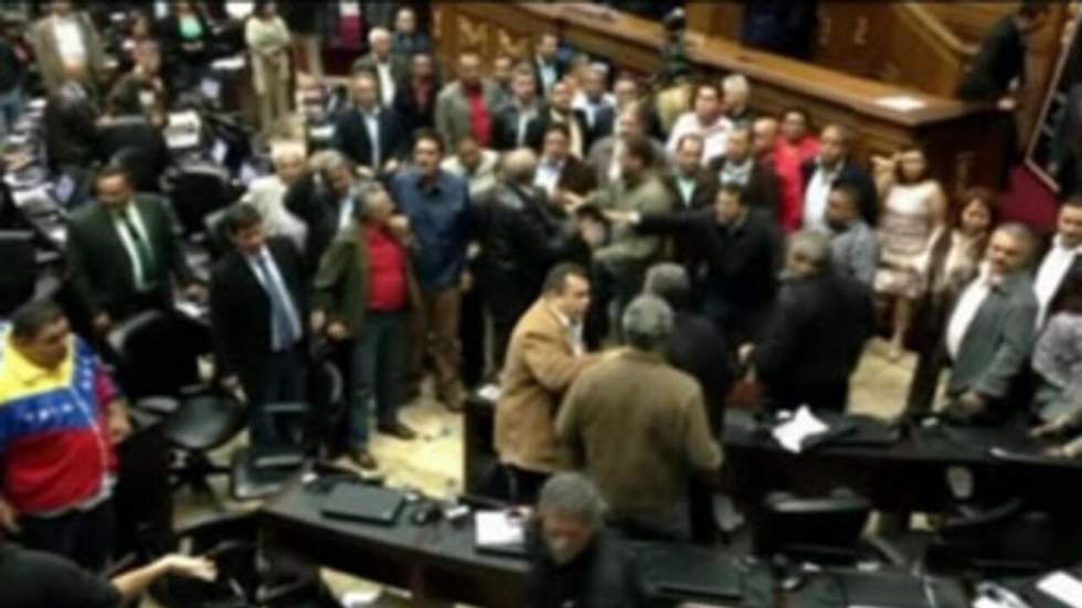 Bagarre au Parlement vénézuélien entre chavistes et députés de l'opposition