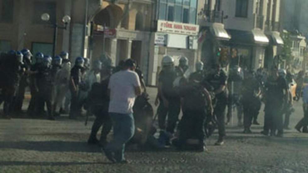 La police disperse violemment des manifestants anti-Erdogan à Istanbul