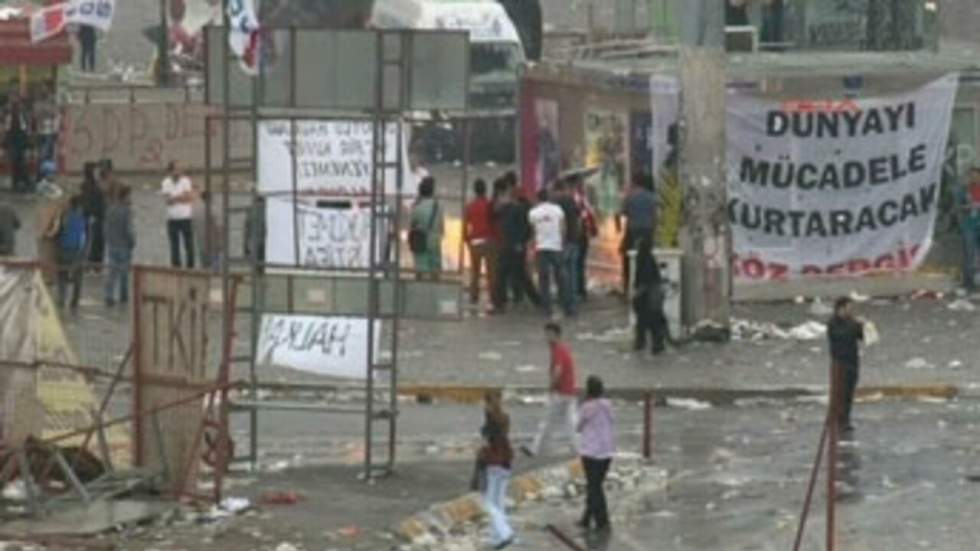 Les manifestants crient victoire après le retrait de la police de la place Taksim