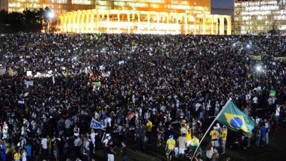 Un million de Brésiliens descendent dans la rue, un premier manifestant tué