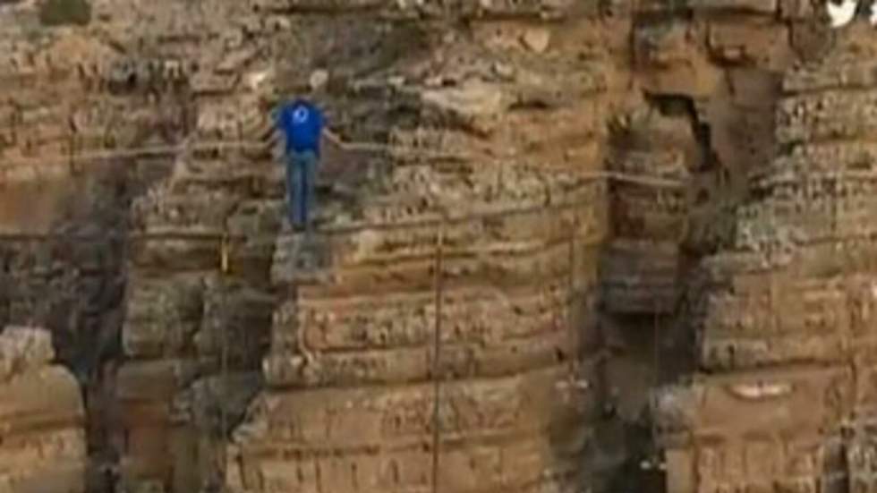 Vidéo : le funambule Nik Wallenda traverse le Grand Canyon sans filet