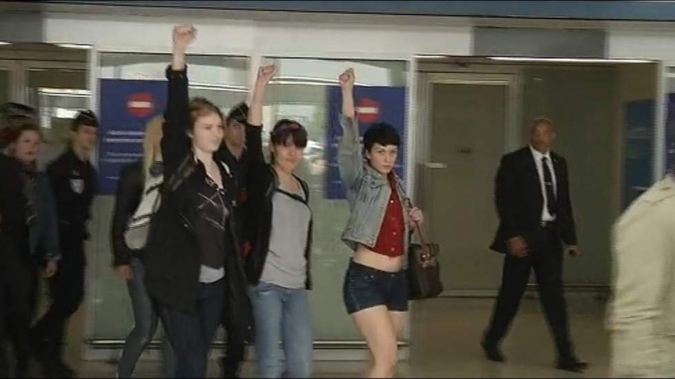 Libérées dans la nuit à Tunis, les trois Femen sont arrivées à Paris Libérées dans la nuit à Tunis, les trois Femen sont arrivées à Paris