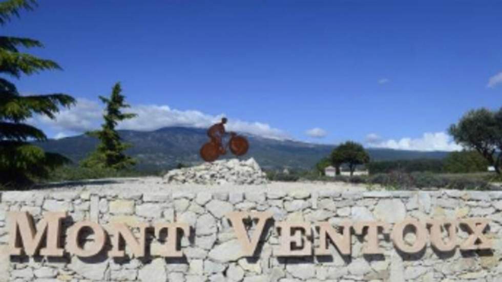 Les coureurs s'attaquent au Mont-Ventoux, "le monument du Tour de France" Les coureurs s'attaquent au Mont-Ventoux, "le monument du Tour de France"