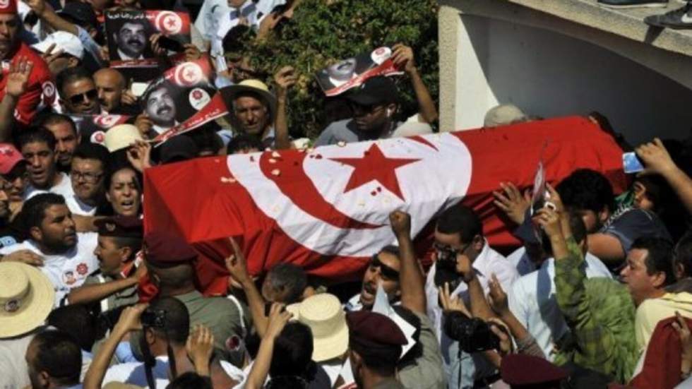 Aux funérailles de Mohamed Brahmi, la foule scande "nous te vengerons" Aux funérailles de Mohamed Brahmi, la foule scande "nous te vengerons"