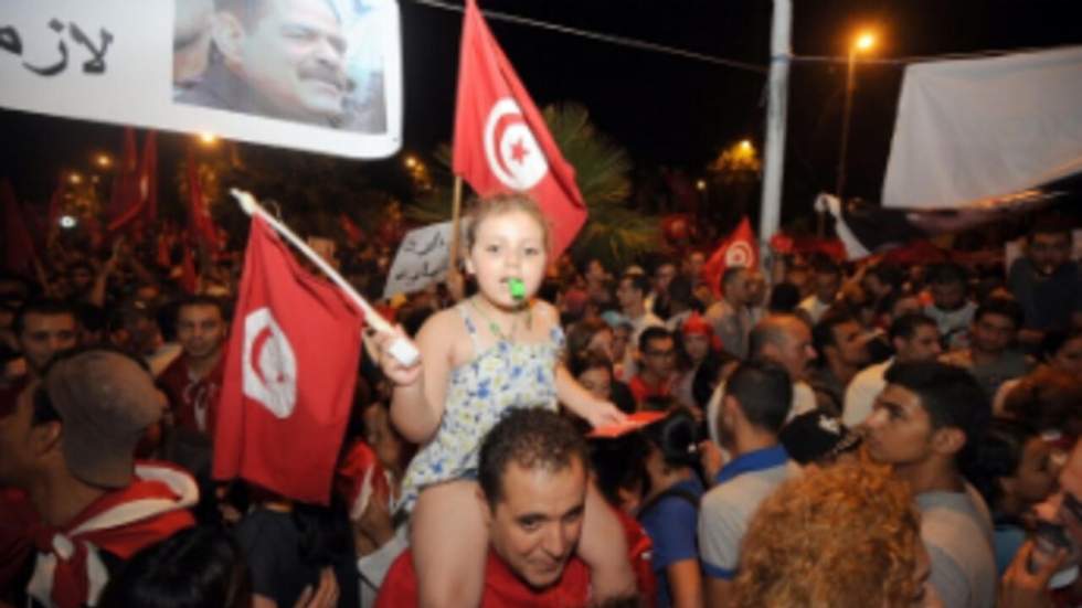 Tunisie : la Constituante suspendue, l'opposition veut "la chute du régime"