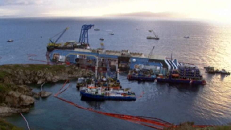 Le délicat redressement de l'épave du "Costa Concordia" a débuté