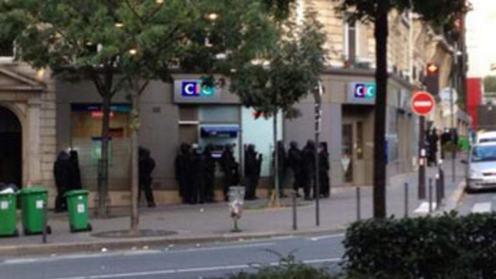 Prise d'otages de deux heures dans une banque à Paris