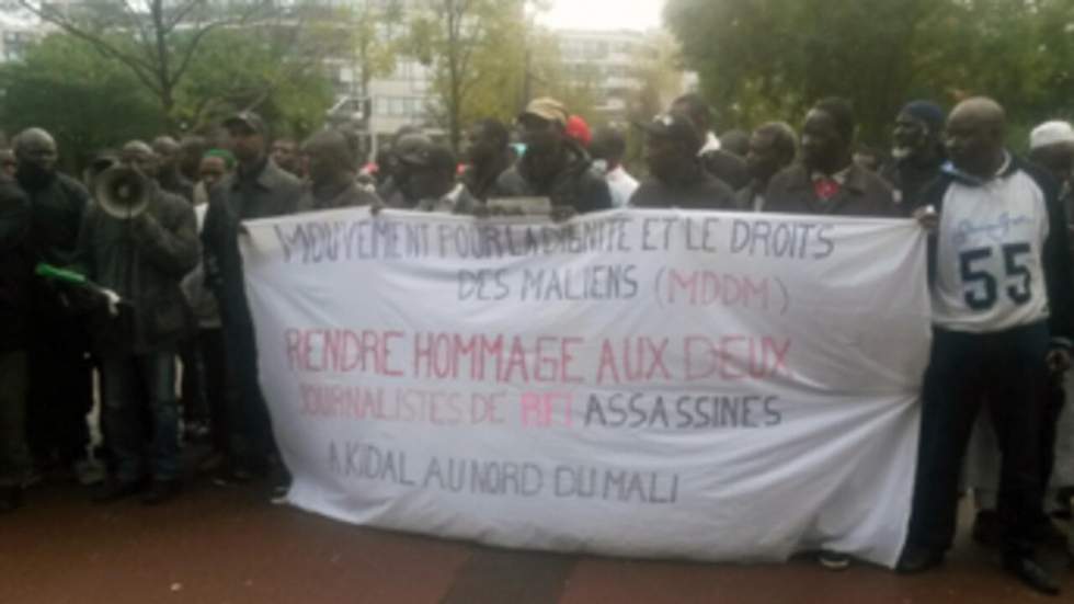 Les Maliens de France réunis devant RFI en hommage aux deux reporters assassinés