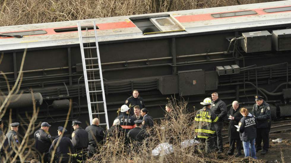 En images : un train déraille dans le Bronx, au moins quatre morts