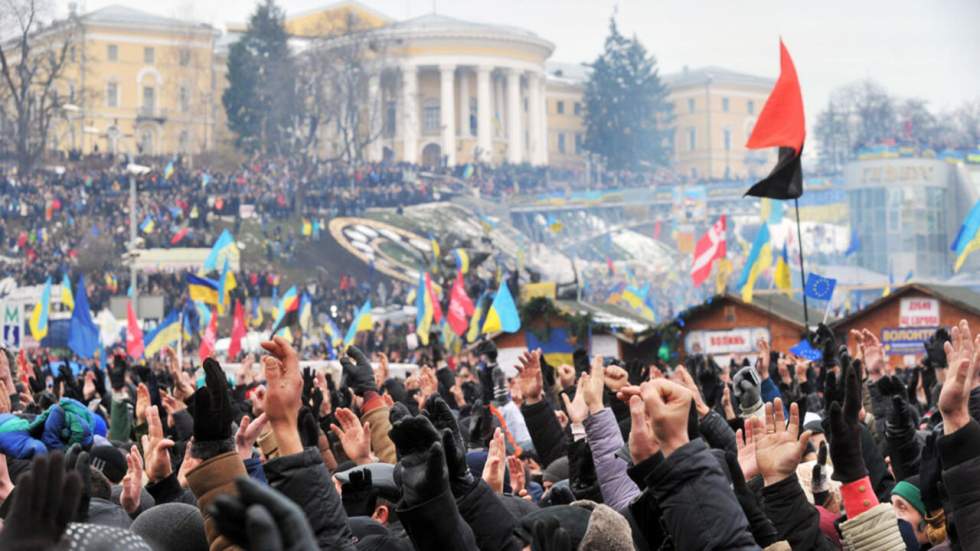 Manifestation monstre des pro-européens, l'UE suspend les négociations avec Kiev