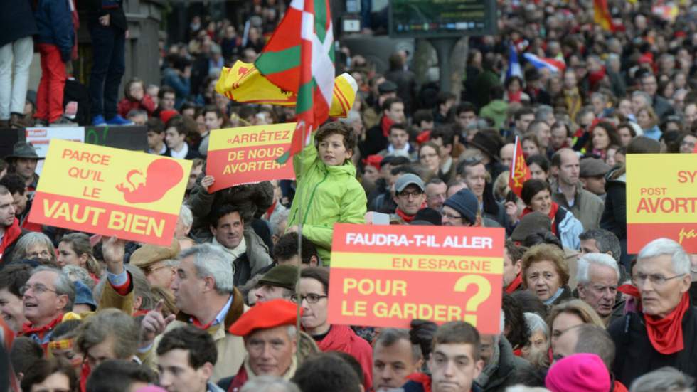 Plusieurs milliers de manifestants anti-avortement défilent à Paris