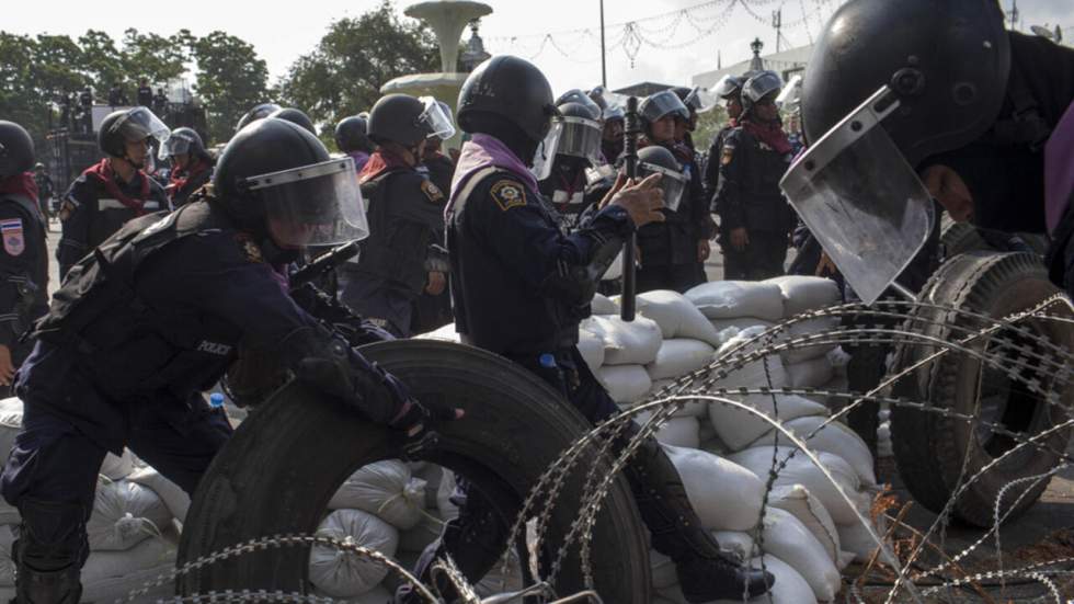 La police démantèle plusieurs camps d'opposants à Bangkok