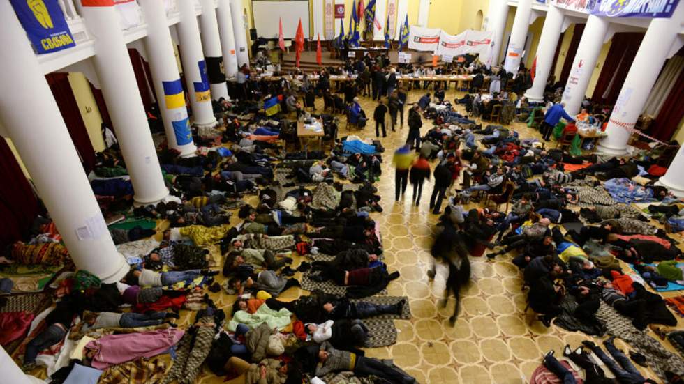 Les protestataires anti-gouvernement évacuent la mairie de Kiev