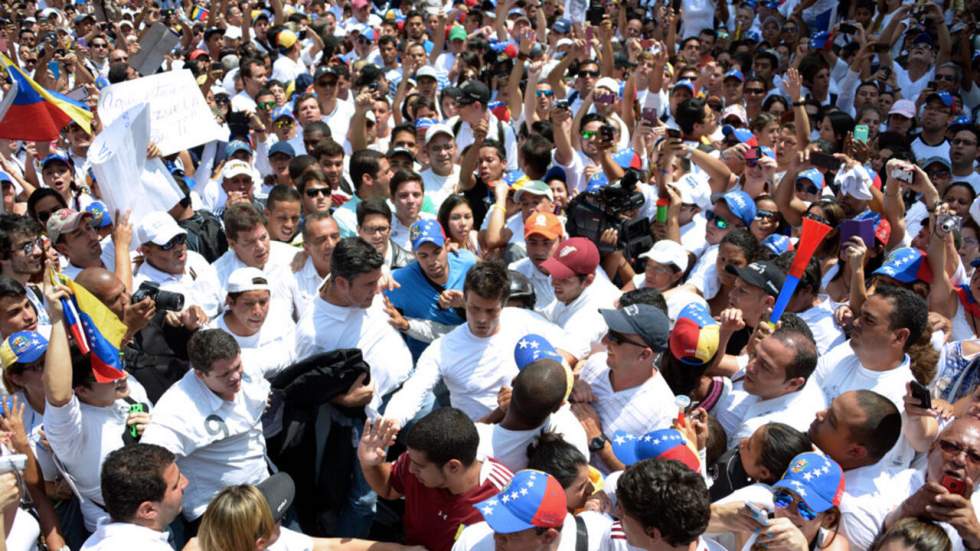 Des dizaines de milliers de manifestants battent le pavé à Caracas