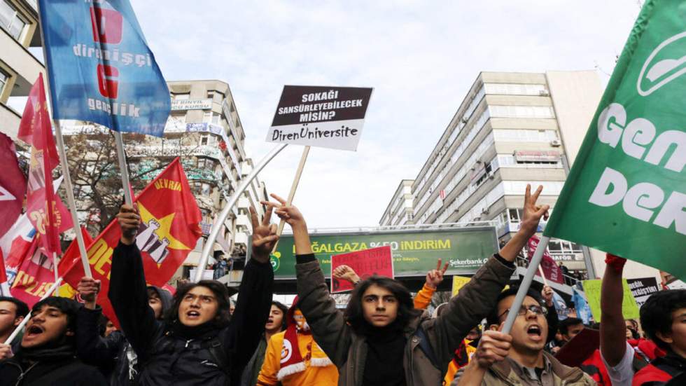 La police affronte les manifestants contre la censure d'Internet en Turquie