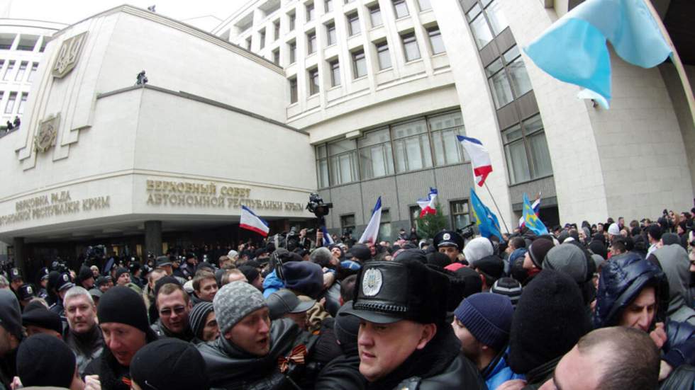 Le drapeau russe hissé sur des bâtiments officiels en Crimée Le drapeau russe hissé sur des bâtiments officiels en Crimée