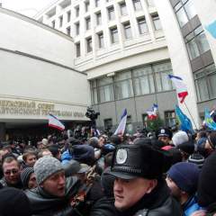 Le drapeau russe hissé sur des bâtiments officiels en Crimée Le drapeau russe hissé sur des bâtiments officiels en Crimée